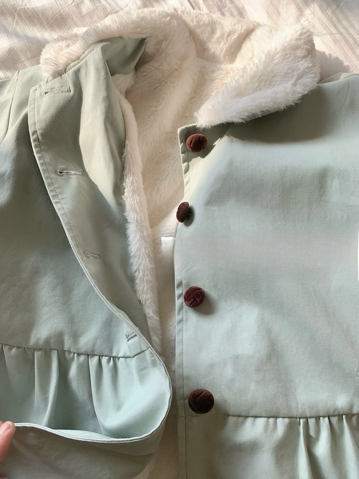 Осенне-зимнее пальто с кукольным воротником из кроличьего меха, женское милое хлопковое длинное пальто на молнии све, однотонное женское пальто для поездок на работу
Осенне-зимнее пальто с кукольным воротником из кроличьего меха, женское милое хлопковое длинное пальто на молнии све, однотонное женское пальто для поездок на работу