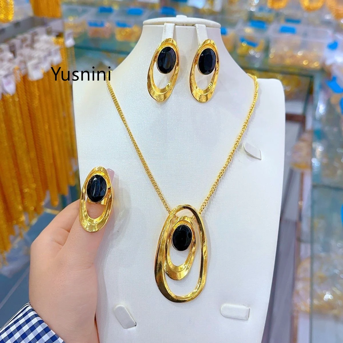 New Dubai Fashion Premium 24K Gold Plated Necklace Earrings Rings Exquisite Engagement Party Jewelry Set for Beloved
New Dubai Fashion Premium 24K Gold Plated Necklace Earrings Rings Exquisite Engagement Party Jewelry Set for Beloved