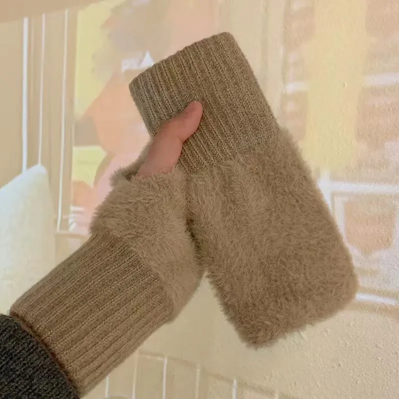 2025 New Winter Touch Screen Plush Warm Gloves Women Outdoor Warm Stretch Furry Mittens Wool Half Finger Fingerless Wrist Mitten
2025 New Winter Touch Screen Plush Warm Gloves Women Outdoor Warm Stretch Furry Mittens Wool Half Finger Fingerless Wrist Mitten