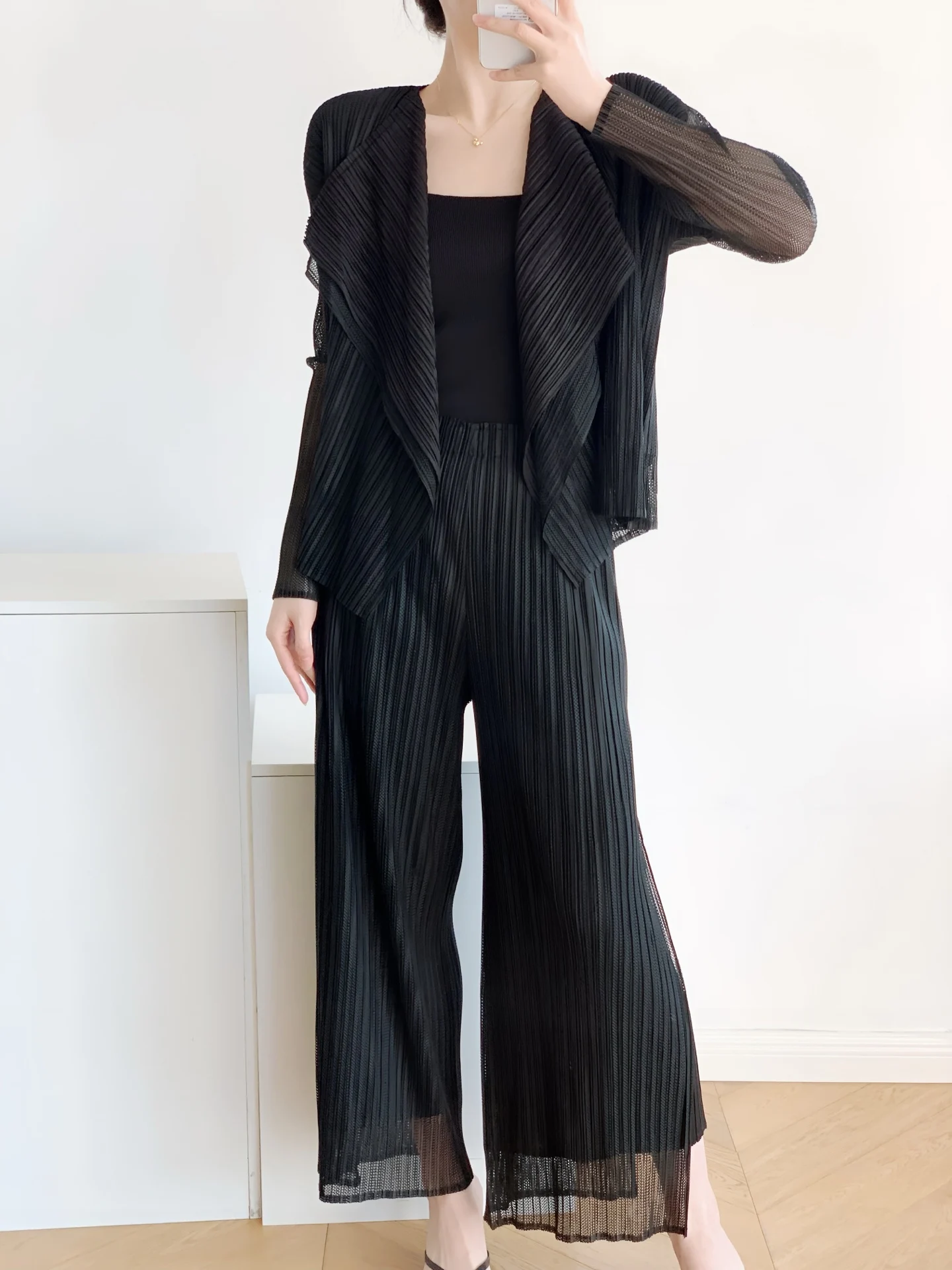 Miyake Pleated Solid Color Suit 2025 Summer New Thin Fake 2 Pieces Top + Mesh Pants Suit
Miyake Pleated Solid Color Suit 2025 Summer New Thin Fake 2 Pieces Top + Mesh Pants Suit