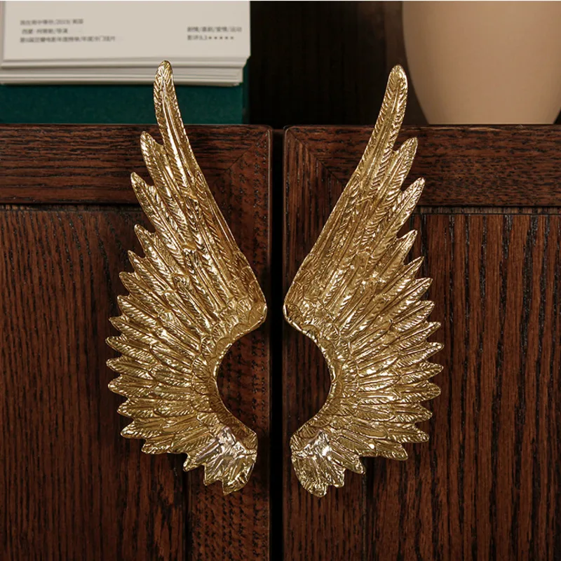 Nordic Creative Wing Pulls Brass Door Handles Golden Wardrobe Decor Single-Hole Drawer Knobs Stylish and Unique
Nordic Creative Wing Pulls Brass Door Handles Golden Wardrobe Decor Single-Hole Drawer Knobs Stylish and Unique