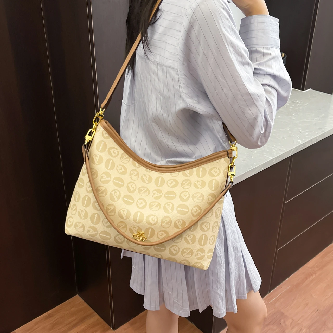 Elegant Crossbody Bag For Women, Leather Shoulder Handbag Ladies, Luxury Brand With Vintage Charm
Elegant Crossbody Bag For Women, Leather Shoulder Handbag Ladies, Luxury Brand With Vintage Charm