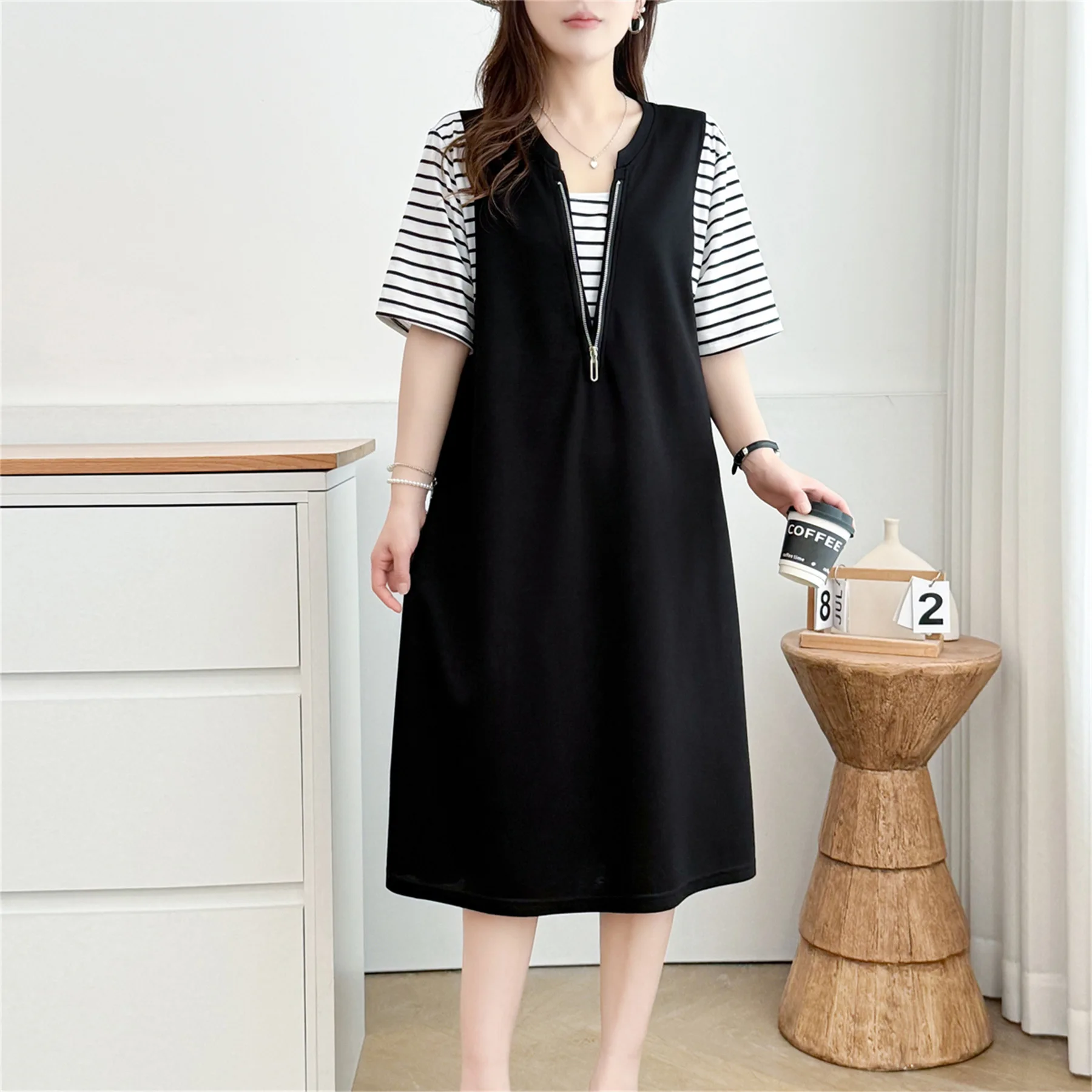 2026 Summer Plus Size Black Fake Two-Piece A-Line Midi Dress Short Sleeve Loose Zipper Casual Dress Curvy Ladies 8687
2026 Summer Plus Size Black Fake Two-Piece A-Line Midi Dress Short Sleeve Loose Zipper Casual Dress Curvy Ladies 8687