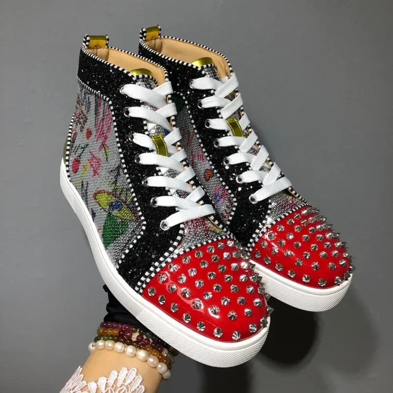 High Top Color Graffiti Real Leather Toe Metal Studs Red Bottom Shoes For Men Wedding Casual Flats Loafers Sneaker Women Spikes
High Top Color Graffiti Real Leather Toe Metal Studs Red Bottom Shoes For Men Wedding Casual Flats Loafers Sneaker Women Spikes