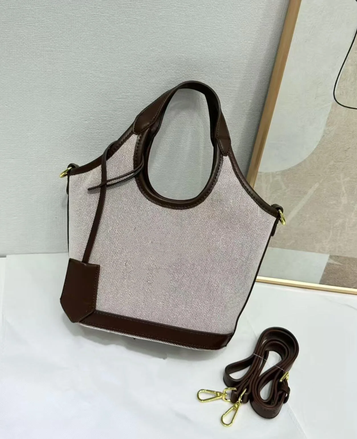 Minimal Blush Crossgrain Women’s Bucket Tote Bag, Removable Crossbody Strap, Scratch-resistant Leather for Everyday Commute gab pradaeS
Minimal Blush Crossgrain Women’s Bucket Tote Bag, Removable Crossbody Strap, Scratch-resistant Leather for Everyday Commute gab pradaeS