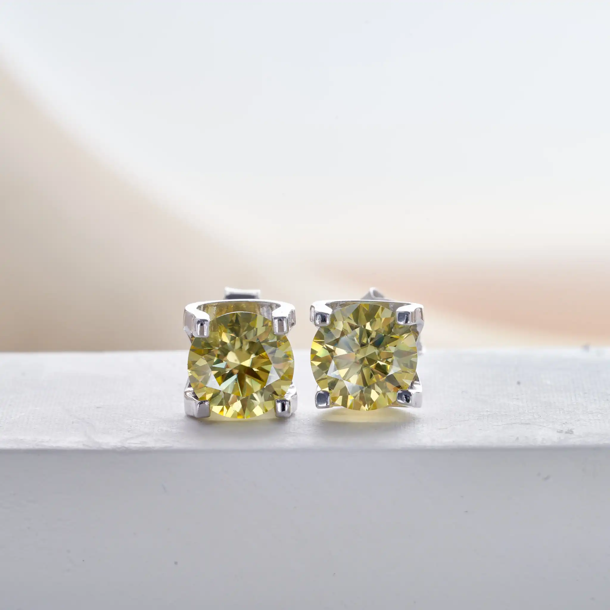 1CT*2PCS Lemon Yellow Moissanite S925 Silver Stud Earrings Round Fashion Exquisite Wedding Earrings Custom GRA Jewelry Gift
1CT*2PCS Lemon Yellow Moissanite S925 Silver Stud Earrings Round Fashion Exquisite Wedding Earrings Custom GRA Jewelry Gift