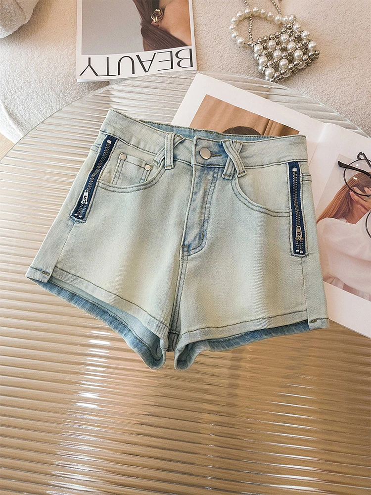 Женские джинсовые шорты на молнии Y2K, лето 2025, новые ультракороткие шорты трапециевидной формы с широкими штанинами в американском стиле для пикантной девушки
Женские джинсовые шорты на молнии Y2K, лето 2025, новые ультракороткие шорты трапециевидной формы с широкими штанинами в американском стиле для пикантной девушки