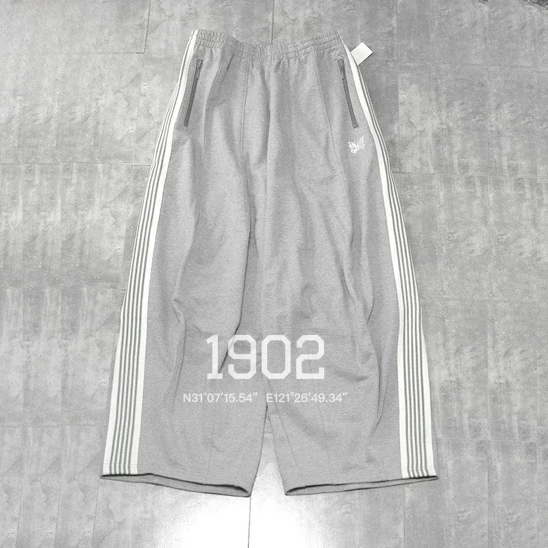 24ss Butterfly Embroidery Logo AWGE Wide Leg Pants High Quality Womens Stripe Grey Sweatpants Nee Dles Oversized Men Pants
24ss Butterfly Embroidery Logo AWGE Wide Leg Pants High Quality Womens Stripe Grey Sweatpants Nee Dles Oversized Men Pants
