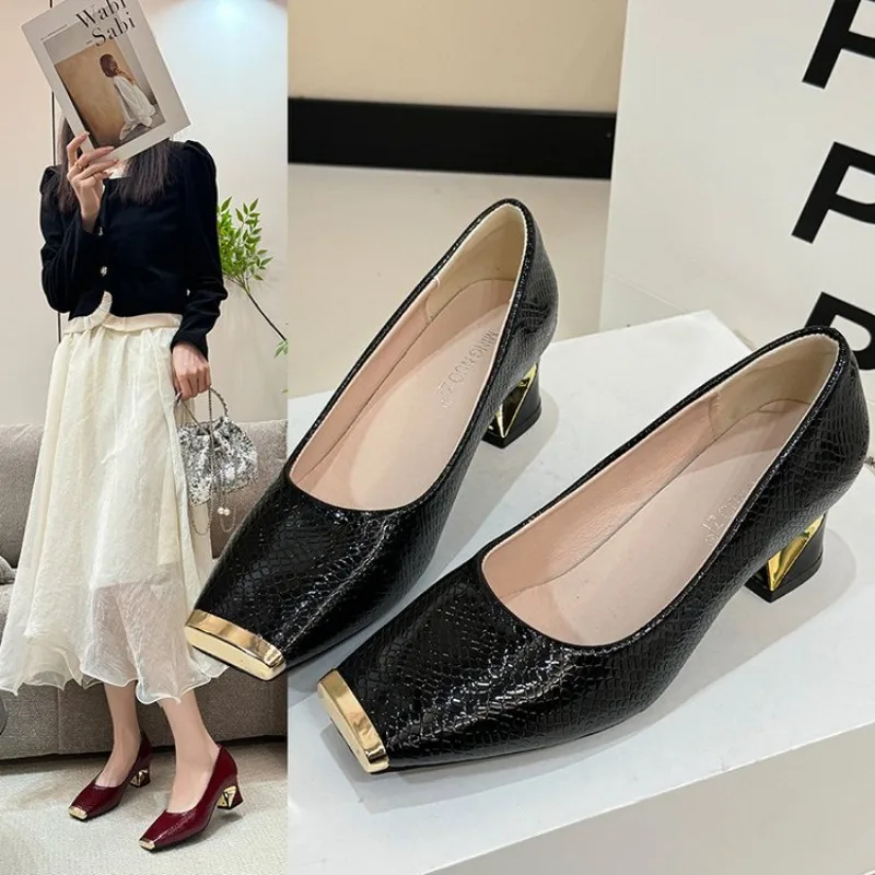 Женские туфли на среднем каблуке с квадратным носком и металлическим декором, в стиле Commute, весна-осень, новая модная ретро-модель, дышащие, без застежек, 2026
Женские туфли на среднем каблуке с квадратным носком и металлическим декором, в стиле Commute, весна-осень, новая модная ретро-модель, дышащие, без застежек, 2026