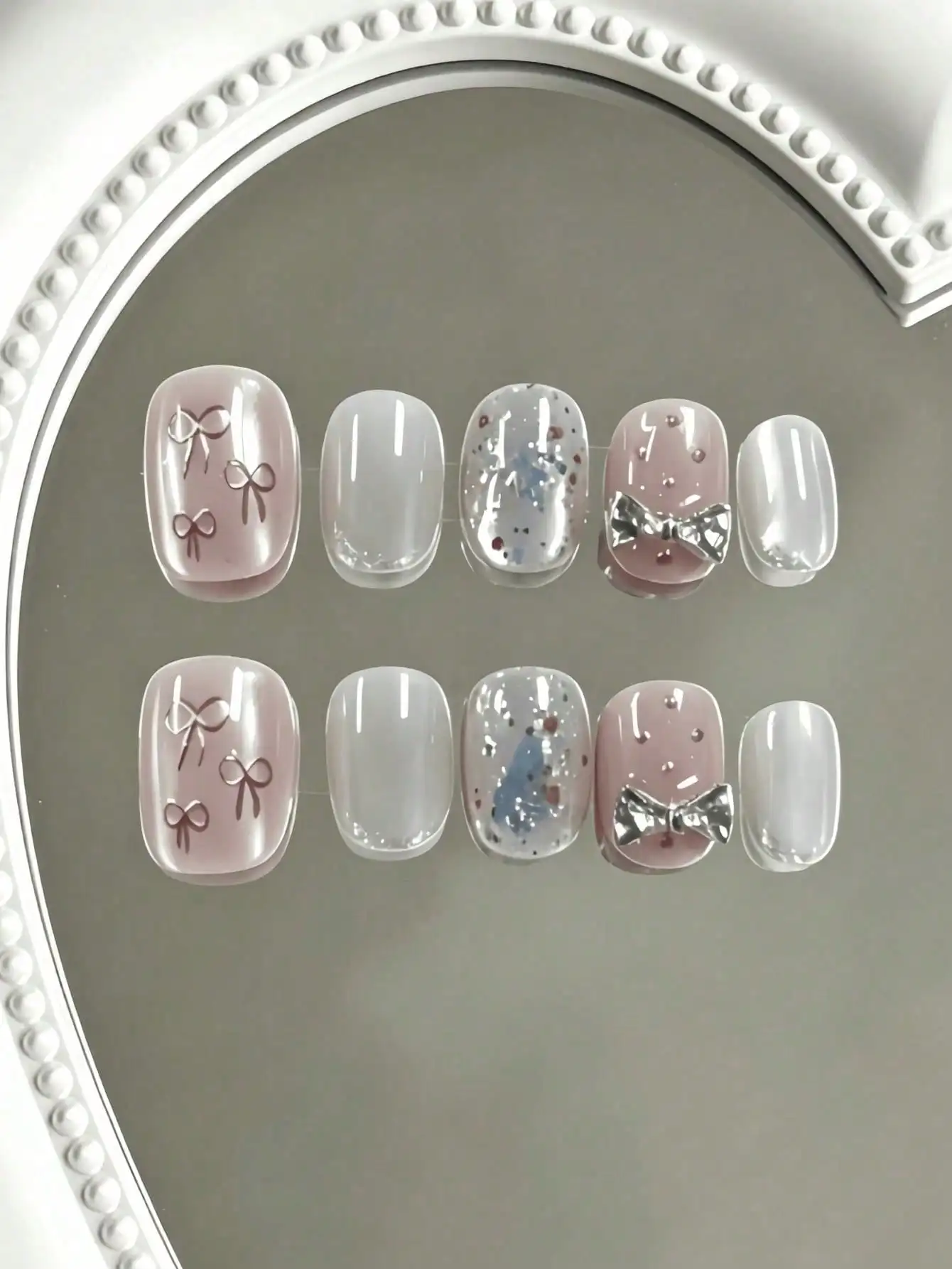10 Pieces of Short Square-Shaped Press-On Nails, in a Gentle Nude Pink and Milky White Color Scheme, with Hand-Painted Bows and Silver Foil Rhinestones, in a Korean-Style Gentle Style, Perfect for Girls, Suitable for Daily Commuting, Dating, and Casual El
10 Pieces of Short Square-Shaped Press-On Nails, in a Gentle Nude Pink and Milky White Color Scheme, with Hand-Painted Bows and Silver Foil Rhinestones, in a Korean-Style Gentle Style, Perfect for Girls, Suitable for Daily Commuting, Dating, and Casual El