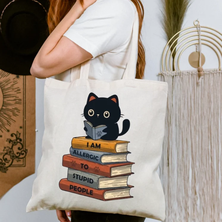 Сумка-тоут Kawaii Cat: универсальная минималистичная холщовая сумка через плечо для женщин, мужчин и студентов, повседневная универсальная сумка в корейском стиле
Сумка-тоут Kawaii Cat: универсальная минималистичная холщовая сумка через плечо для женщин, мужчин и студентов, повседневная универсальная сумка в корейском стиле