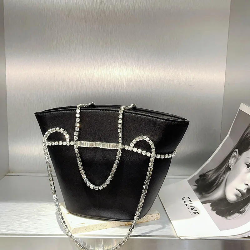 Large Capacity Tote Bag Simple Elegant Commuter Underarm Diamond Embedded Chain Single Shoulder Handbag Stylish New Model
Large Capacity Tote Bag Simple Elegant Commuter Underarm Diamond Embedded Chain Single Shoulder Handbag Stylish New Model