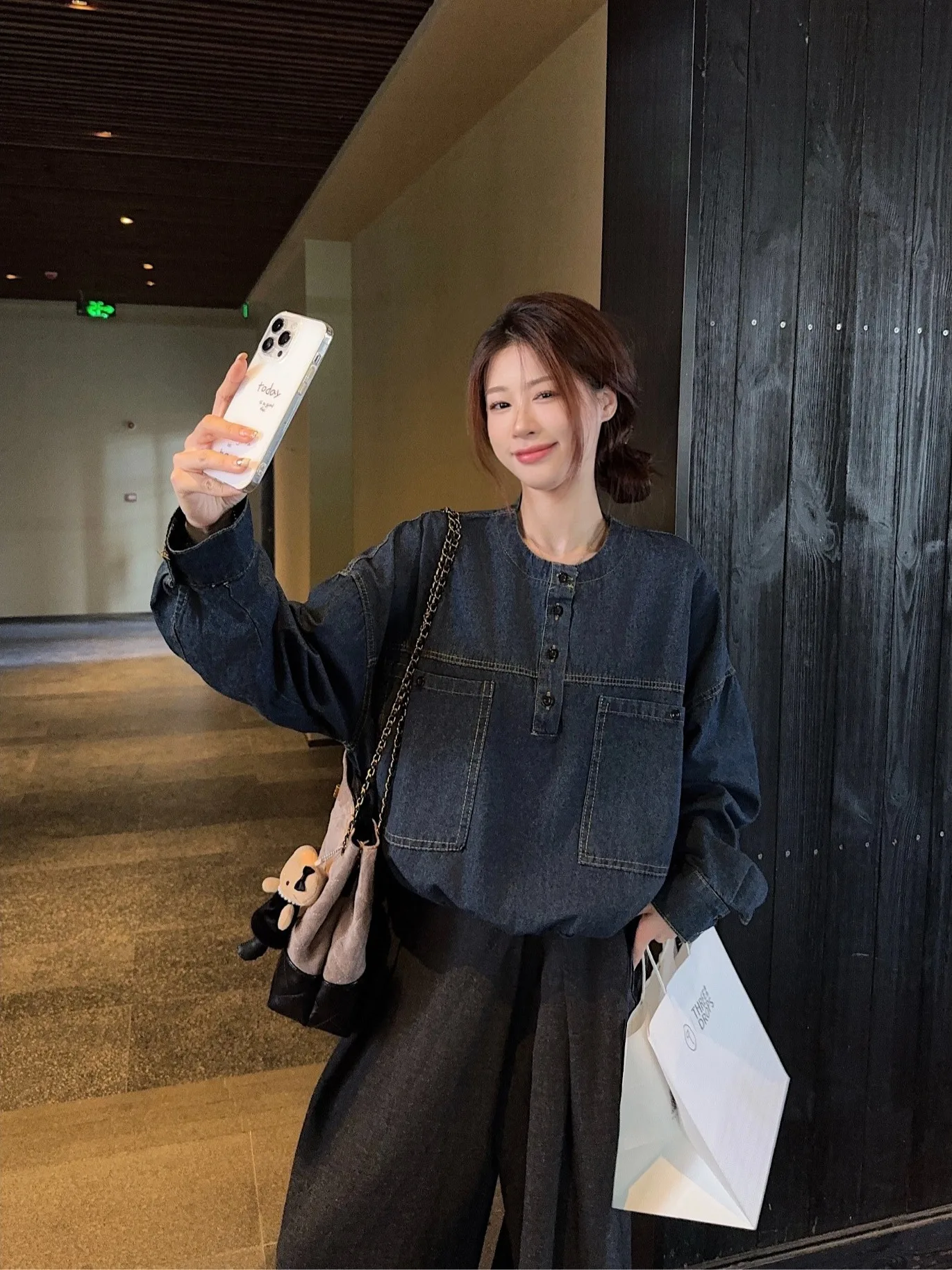 Женская джинсовая рубашка в корейском и гонконгском стиле, весна 2026, новая, с пуговицами и карманами, универсальный модный топ
Женская джинсовая рубашка в корейском и гонконгском стиле, весна 2026, новая, с пуговицами и карманами, универсальный модный топ