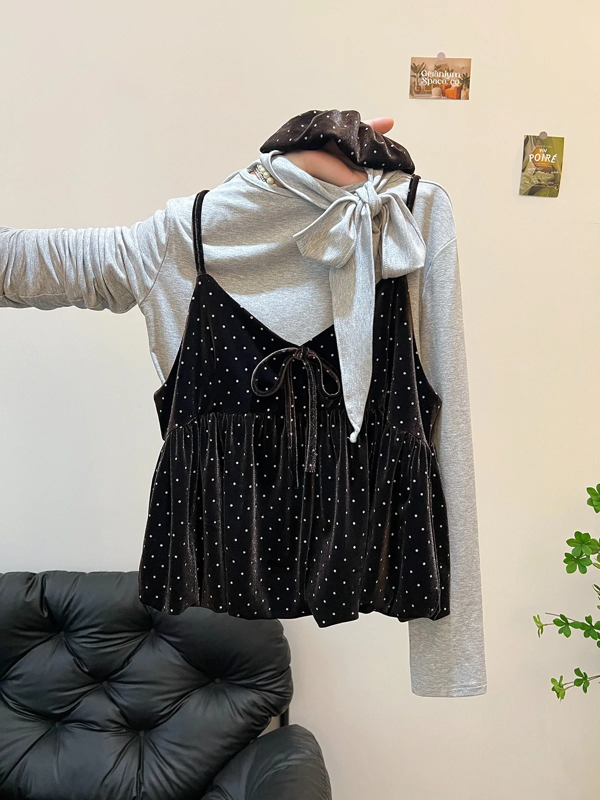 Korean Style Sweet Polka Dot Strap Dress Set Women's Autumn Winter New Knot Tie Blouse Hem Two Piece Set
Korean Style Sweet Polka Dot Strap Dress Set Women's Autumn Winter New Knot Tie Blouse Hem Two Piece Set