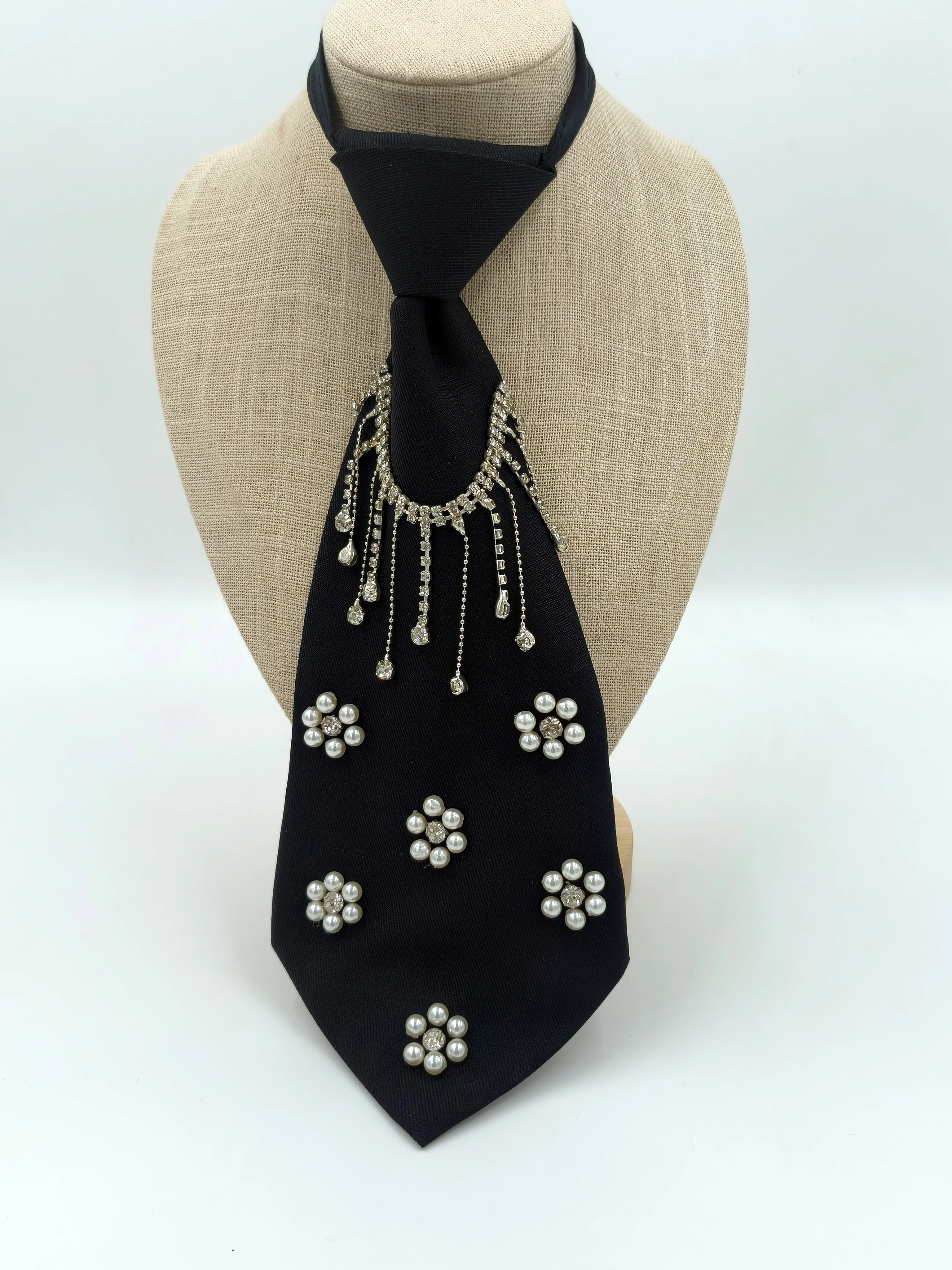 Sweet and Cool Style Pearl Flower Tassel Tie with Rhinestone Chain Decoration, High-End Tie for Suit and Shirt
Sweet and Cool Style Pearl Flower Tassel Tie with Rhinestone Chain Decoration, High-End Tie for Suit and Shirt