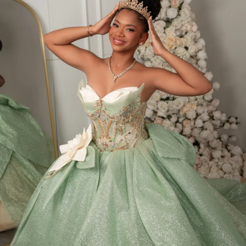 Shiny Green Quinceanera Dress off-shoulder Glitter 3D Flower Crystal Decal Long tail Bow vestidos de 15 Quinceanera Customize
Shiny Green Quinceanera Dress off-shoulder Glitter 3D Flower Crystal Decal Long tail Bow vestidos de 15 Quinceanera Customize