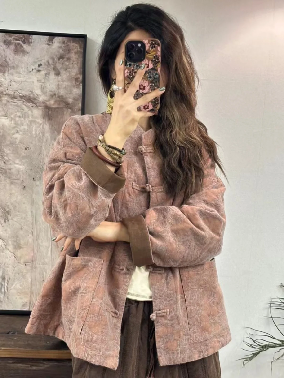 Ретро-жакет в стиле дзен из хлопка, осень-зима 2026, новая модель, хлопково-льняной топ с вышивкой, китайский стиль, на пуговицах, теплое хлопковое пальто
Ретро-жакет в стиле дзен из хлопка, осень-зима 2026, новая модель, хлопково-льняной топ с вышивкой, китайский стиль, на пуговицах, теплое хлопковое пальто