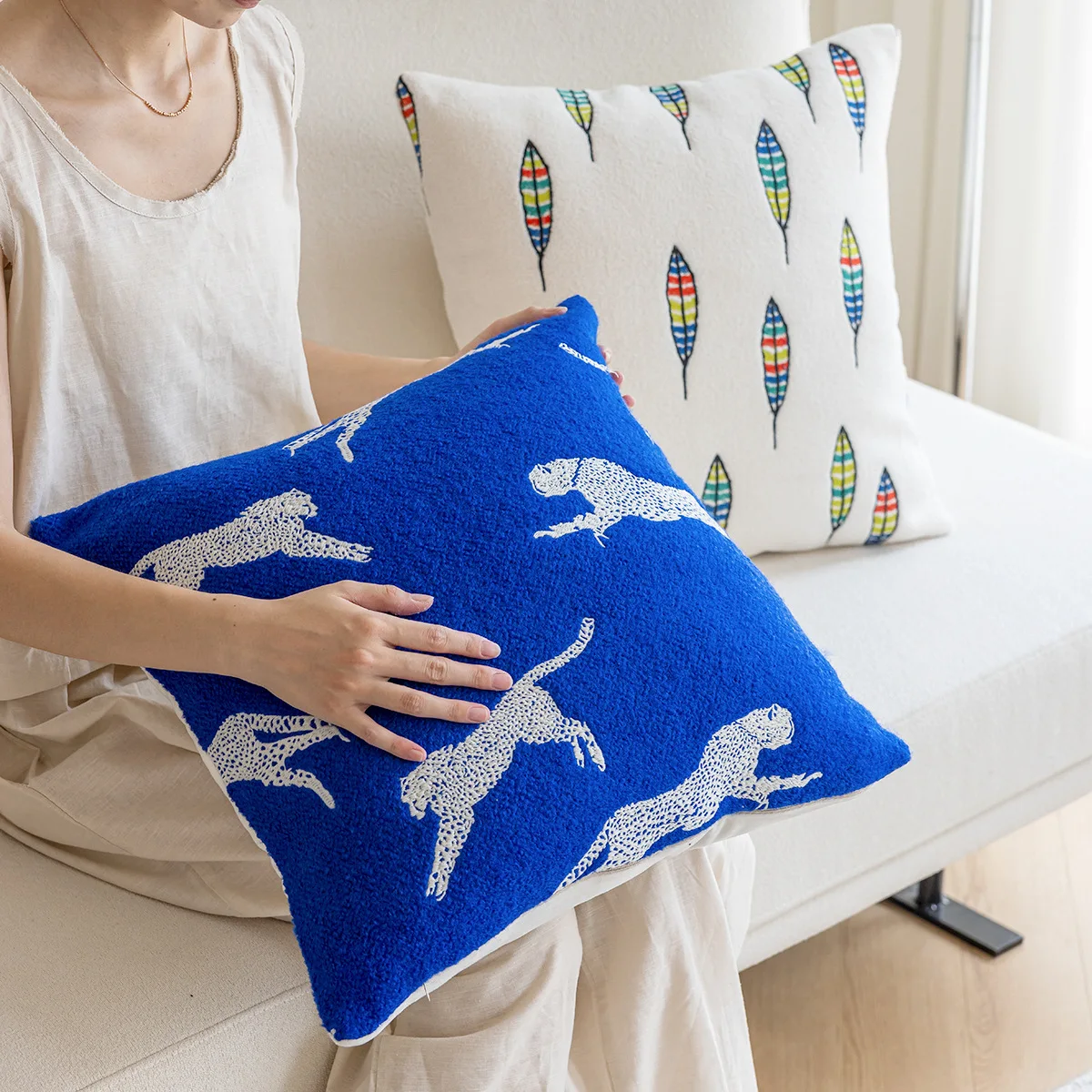 French Light Luxury Embroidered Cushion Cover Blue and White Leopard Leaves Pillow Case Woolen Plush PillowCover Decorative Home
French Light Luxury Embroidered Cushion Cover Blue and White Leopard Leaves Pillow Case Woolen Plush PillowCover Decorative Home