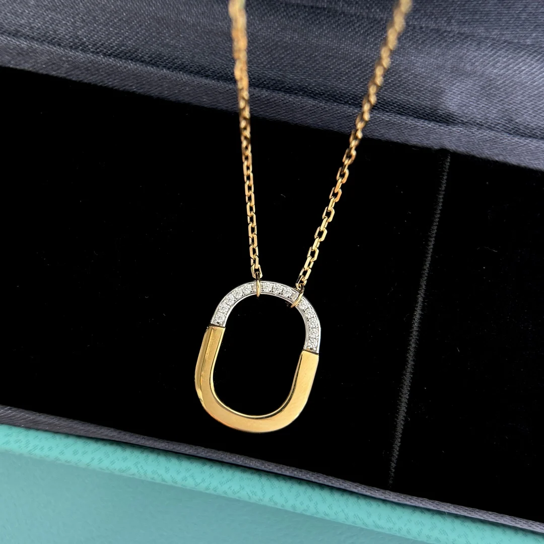 S925 Sterling Silver Necklace t Brand Makes a Hot Debut with a Mini Small U-Shaped Lock Half-Diamond Two-Tone Jewelry Necklace
S925 Sterling Silver Necklace t Brand Makes a Hot Debut with a Mini Small U-Shaped Lock Half-Diamond Two-Tone Jewelry Necklace