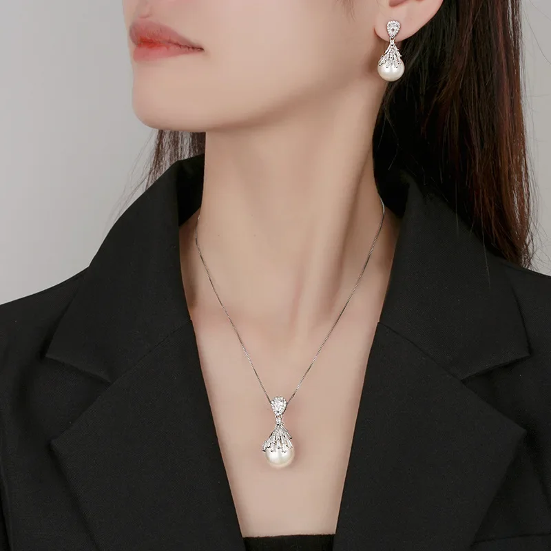 Elegant White Pearl Pendant Necklace Earrings in Silver Tone Embellished with Sparkling Zirconia for Women's Fashion Jewelry
Elegant White Pearl Pendant Necklace Earrings in Silver Tone Embellished with Sparkling Zirconia for Women's Fashion Jewelry