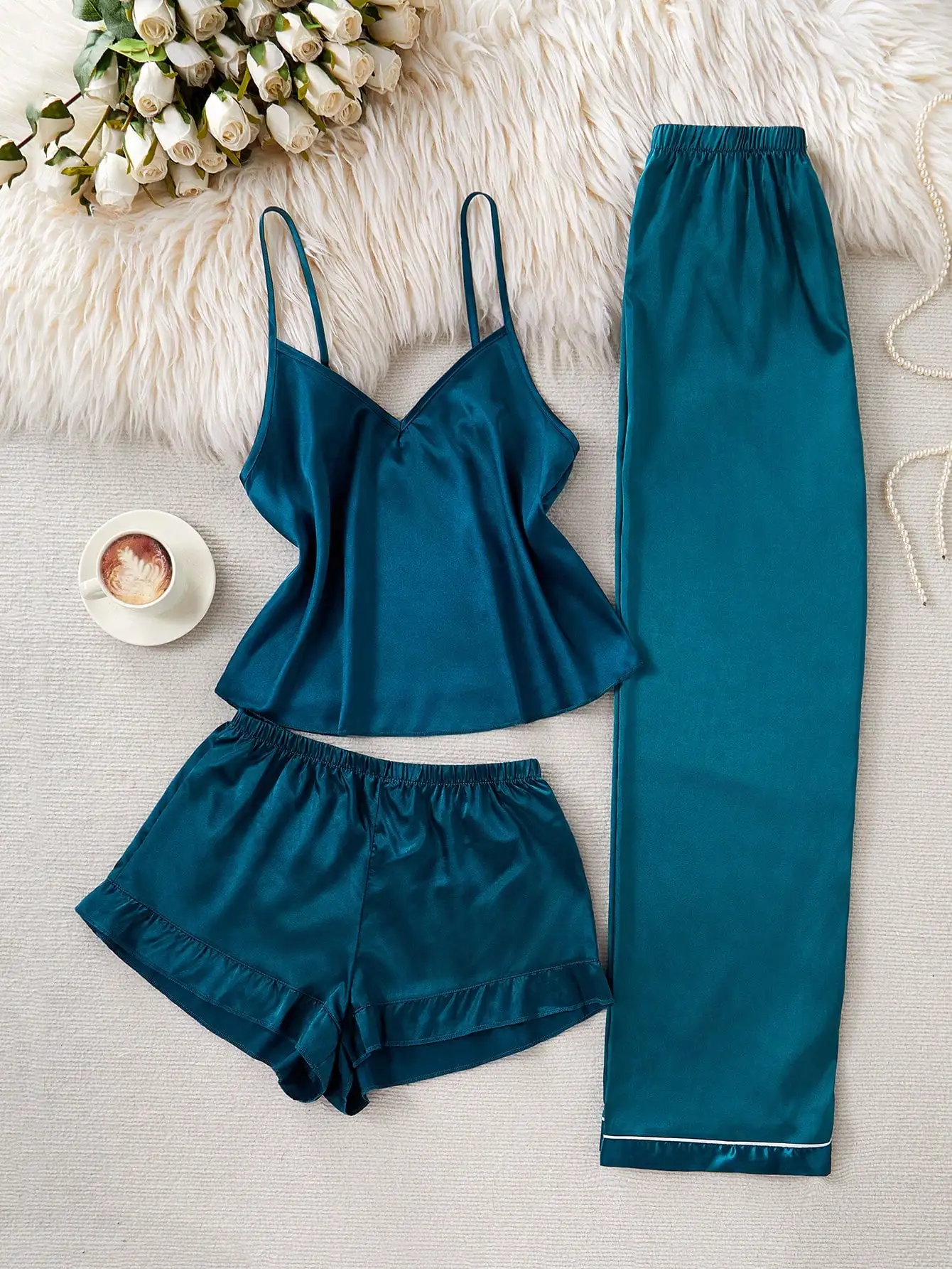 Женский комплект пижамы из искусственного шелка из 3 предметов: майка, шорты и брюки, однотонный бирюзовый цвет
Женский комплект пижамы из искусственного шелка из 3 предметов: майка, шорты и брюки, однотонный бирюзовый цвет