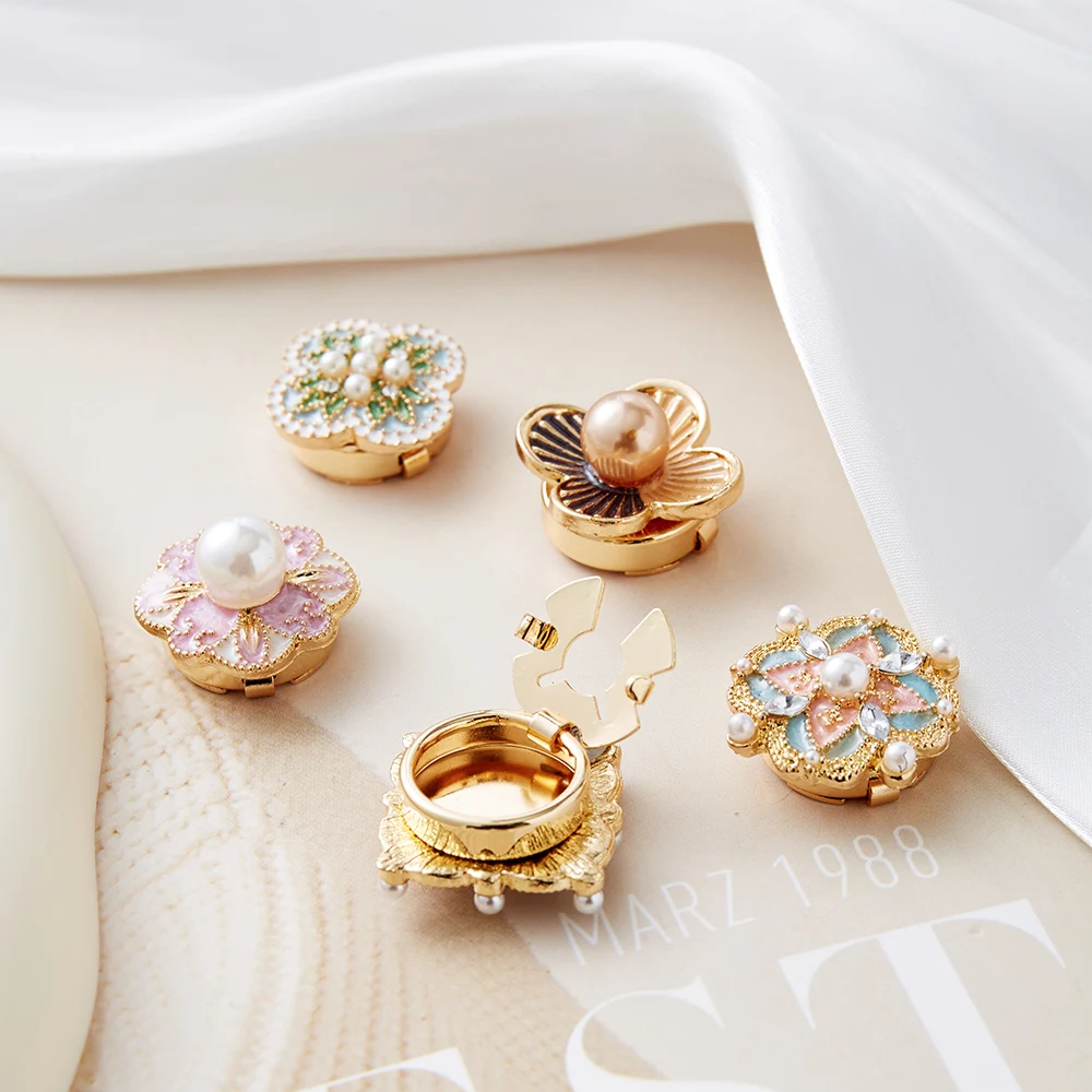 Новые модные золотистые запонки-накладки на пуговицы с цветочным узором и искусственным жемчугом для женских блузок, смокингов, рубашек и платьев
Новые модные золотистые запонки-накладки на пуговицы с цветочным узором и искусственным жемчугом для женских блузок, смокингов, рубашек и платьев