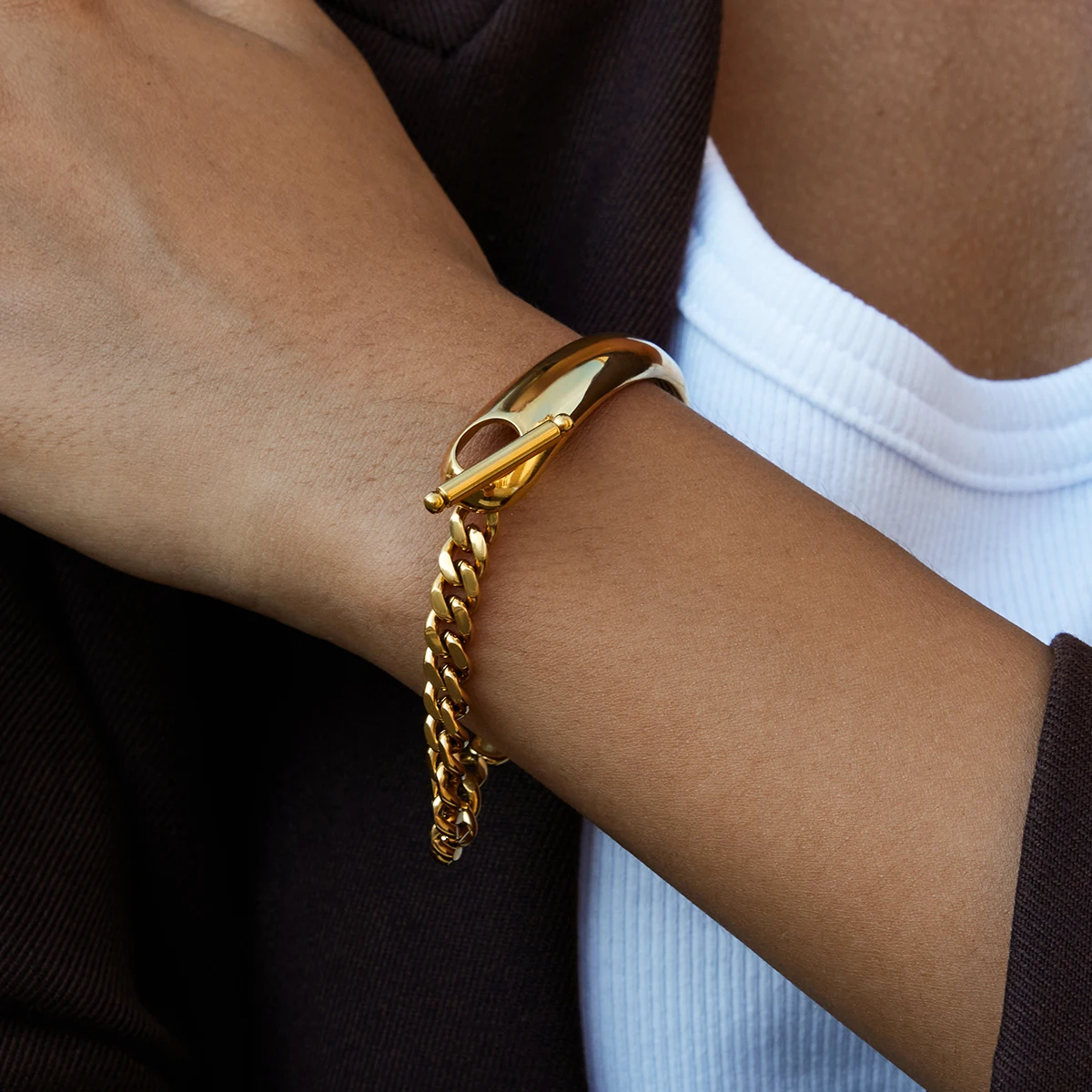 AIKOER Classic 18K Gold Color Plated Stainless Steel Asymmetric Half Chain OT Buckle Smooth Surface Bracelet Women's Jewelry Par
AIKOER Classic 18K Gold Color Plated Stainless Steel Asymmetric Half Chain OT Buckle Smooth Surface Bracelet Women's Jewelry Par