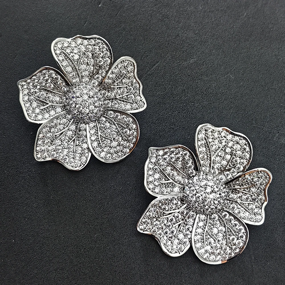 Large Flower Shiny Zirconia Stud Earrings Silver Gold Color Luxury Jewelry for Women Wedding Dinner Party Daily Wear
Large Flower Shiny Zirconia Stud Earrings Silver Gold Color Luxury Jewelry for Women Wedding Dinner Party Daily Wear