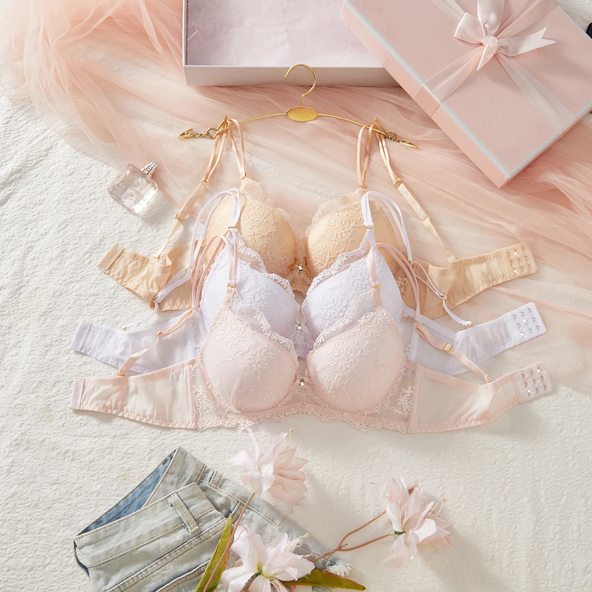 Сексуальный бюстгальтер с кружевными вставками и цветочным бантом, тонкая чашка, пуш-ап, однотонный, удобный, для женщин, 1 шт.
Сексуальный бюстгальтер с кружевными вставками и цветочным бантом, тонкая чашка, пуш-ап, однотонный, удобный, для женщин, 1 шт.