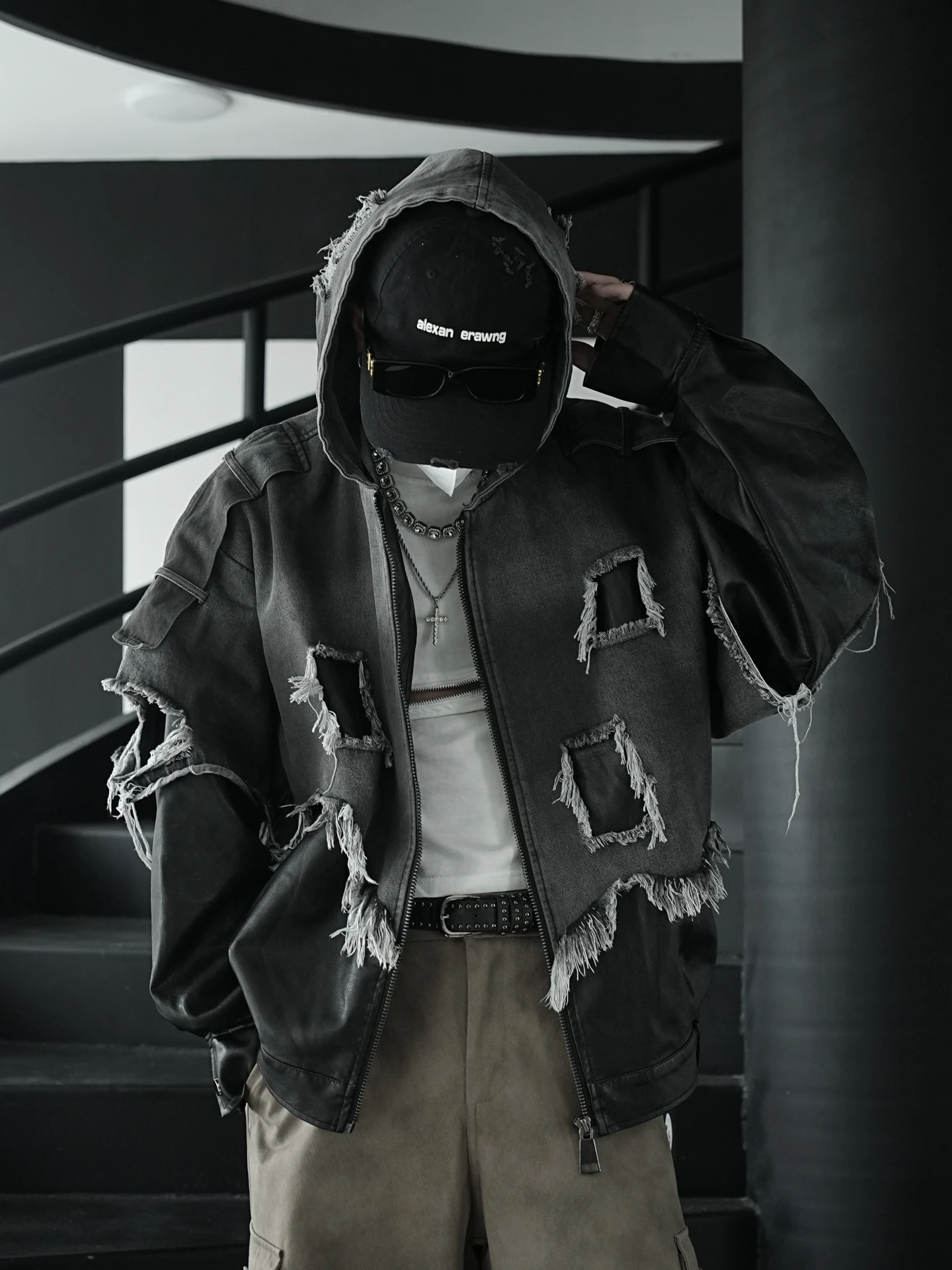 Heavy Future Stitching Leather Coat Ripped Beggar Wind Edges Design Denim Jacket Structure Washed Distressed
Heavy Future Stitching Leather Coat Ripped Beggar Wind Edges Design Denim Jacket Structure Washed Distressed