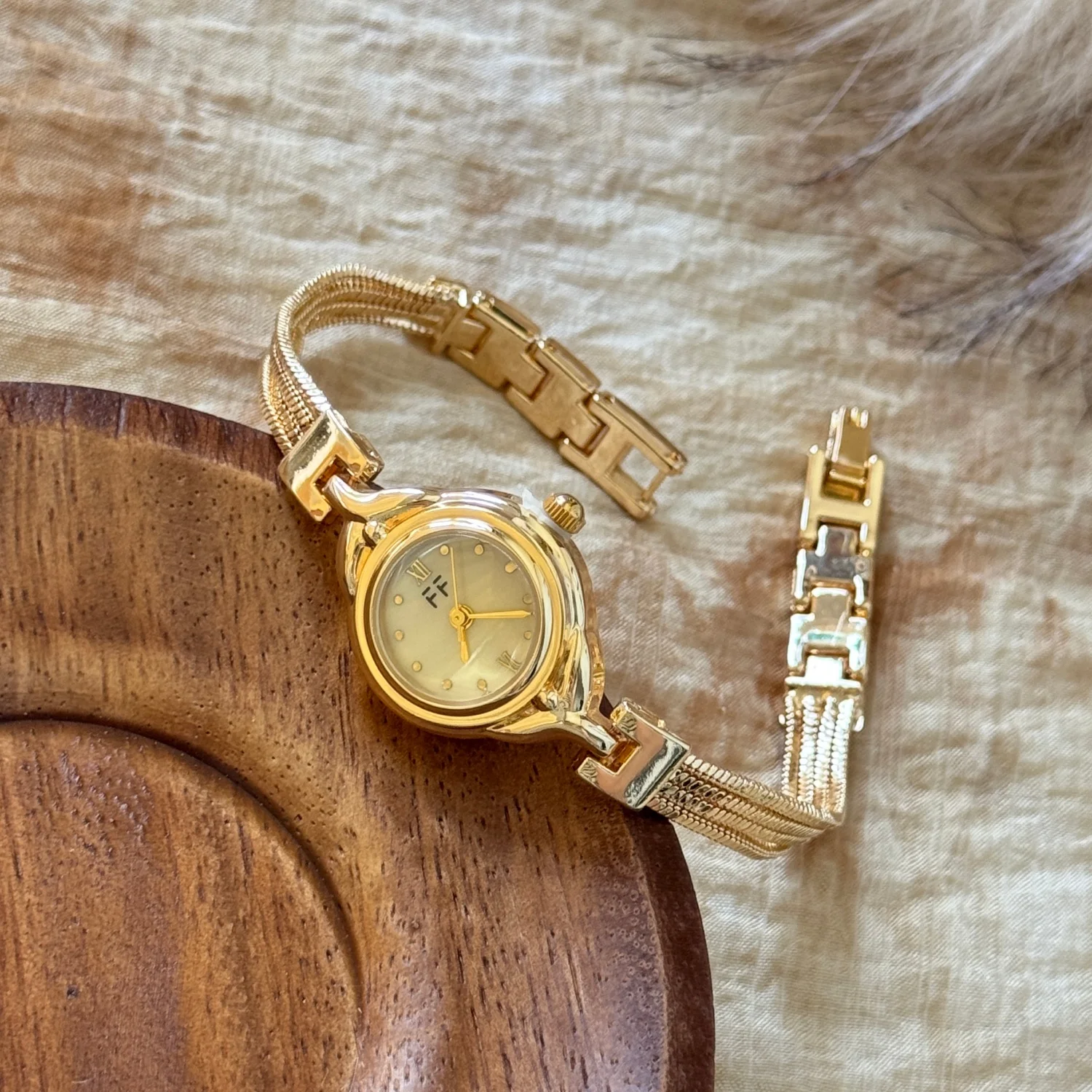 Elegant Tassel Chain Gold Fashion Quartz Watch Antique Alloy Thin Strap Bracelet Wristwatch High Quality Women Watches Original
Elegant Tassel Chain Gold Fashion Quartz Watch Antique Alloy Thin Strap Bracelet Wristwatch High Quality Women Watches Original