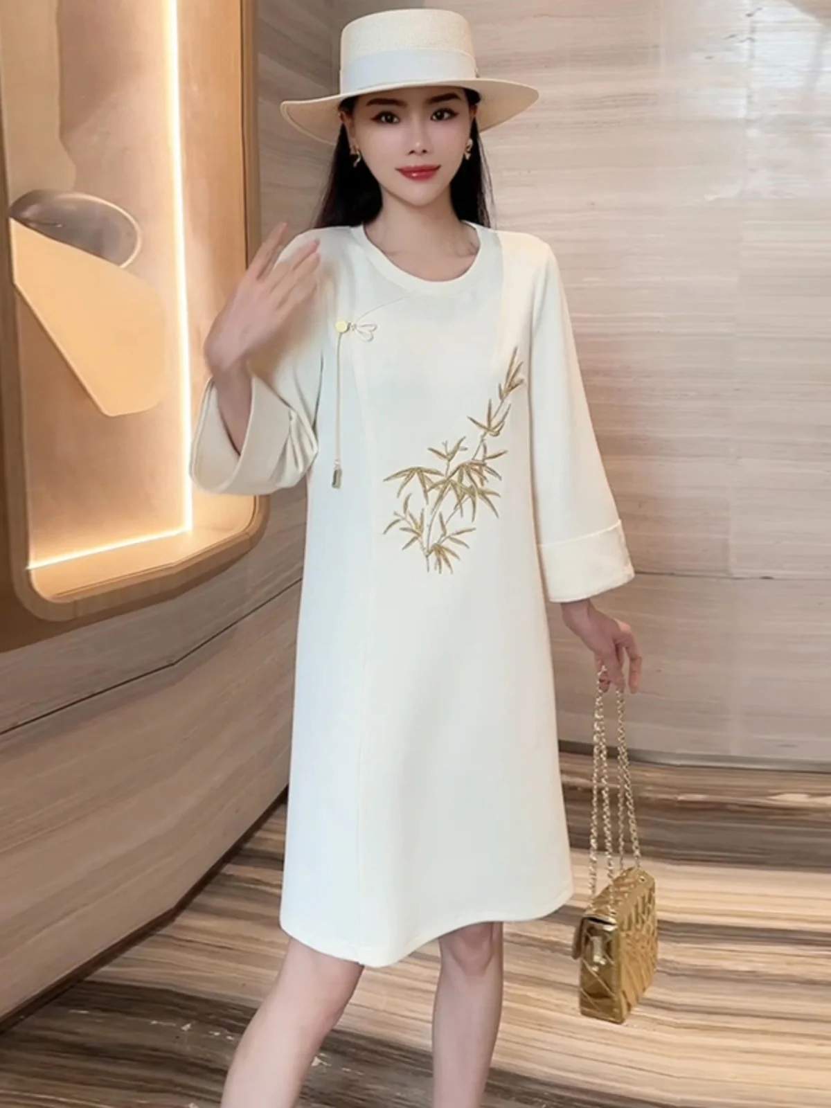 New Chinese Style High-End Feelings National Trend Dress Women's plus Size Conceals Flattering Embroidered Skirts
New Chinese Style High-End Feelings National Trend Dress Women's plus Size Conceals Flattering Embroidered Skirts