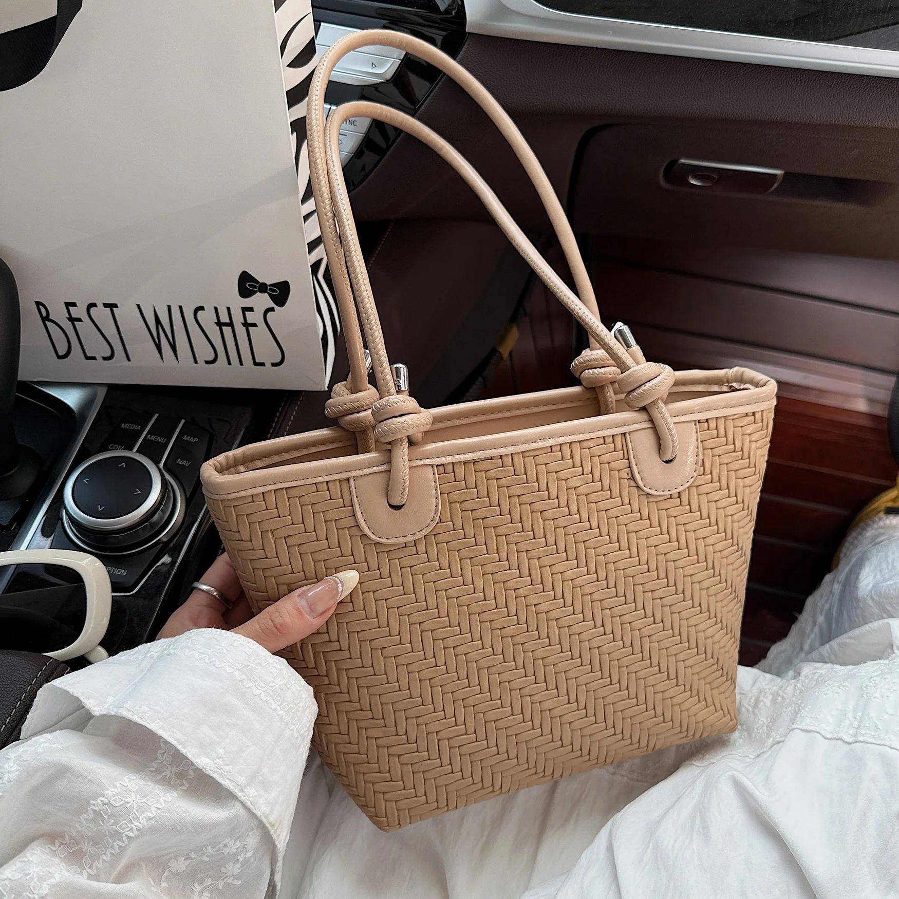 Нишевая большая сумка, универсальный кошелек на плечо для женщин, модная пригородная сумка, минималистичная сумка «день-ночь», уникальный кошелек через плечо
Нишевая большая сумка, универсальный кошелек на плечо для женщин, модная пригородная сумка, минималистичная сумка «день-ночь», уникальный кошелек через плечо 