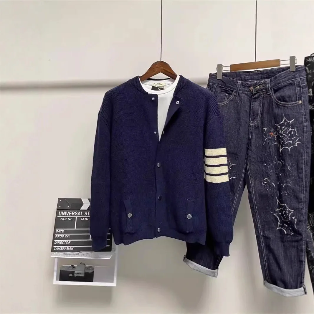 Вязаный кардиган мужской повседневный осенне-зимний новый теплый свитер модный брендовый стильный верхняя одежда
Вязаный кардиган мужской повседневный осенне-зимний новый теплый свитер модный брендовый стильный верхняя одежда