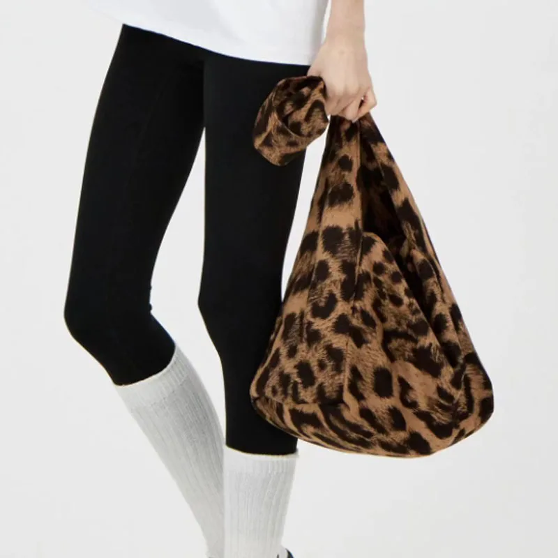 New Leopard Print Women Bag Large Capacity Wide Shoulder Strap Canvas Bag Casual Versatile Crossbody Bag
New Leopard Print Women Bag Large Capacity Wide Shoulder Strap Canvas Bag Casual Versatile Crossbody Bag