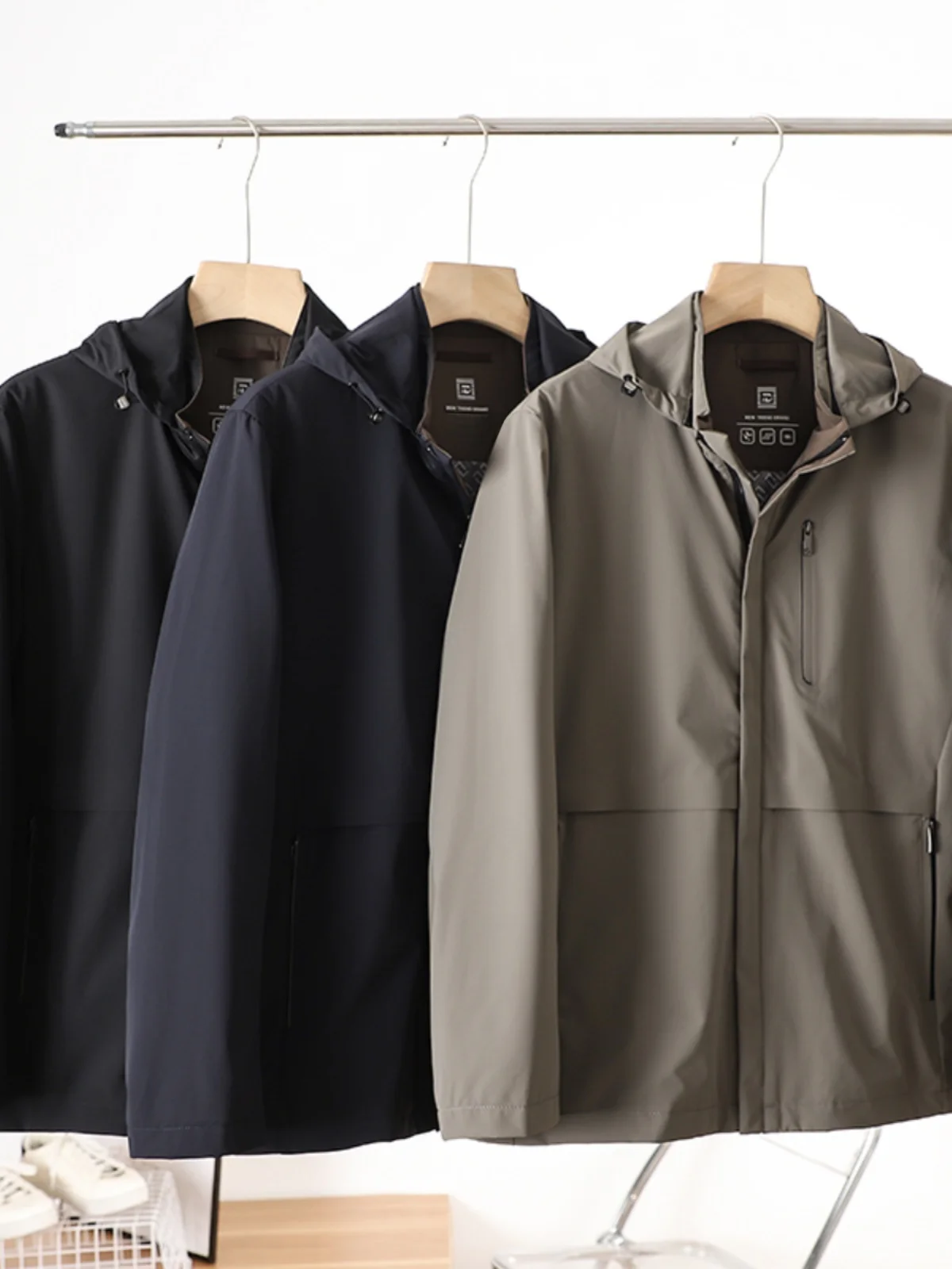 Мужская повседневная уличная куртка с капюшоном, водоотталкивающая, немнущаяся, модная, городская, приталенного кроя, с длинными рукавами, на молнии
Мужская повседневная уличная куртка с капюшоном, водоотталкивающая, немнущаяся, модная, городская, приталенного кроя, с длинными рукавами, на молнии