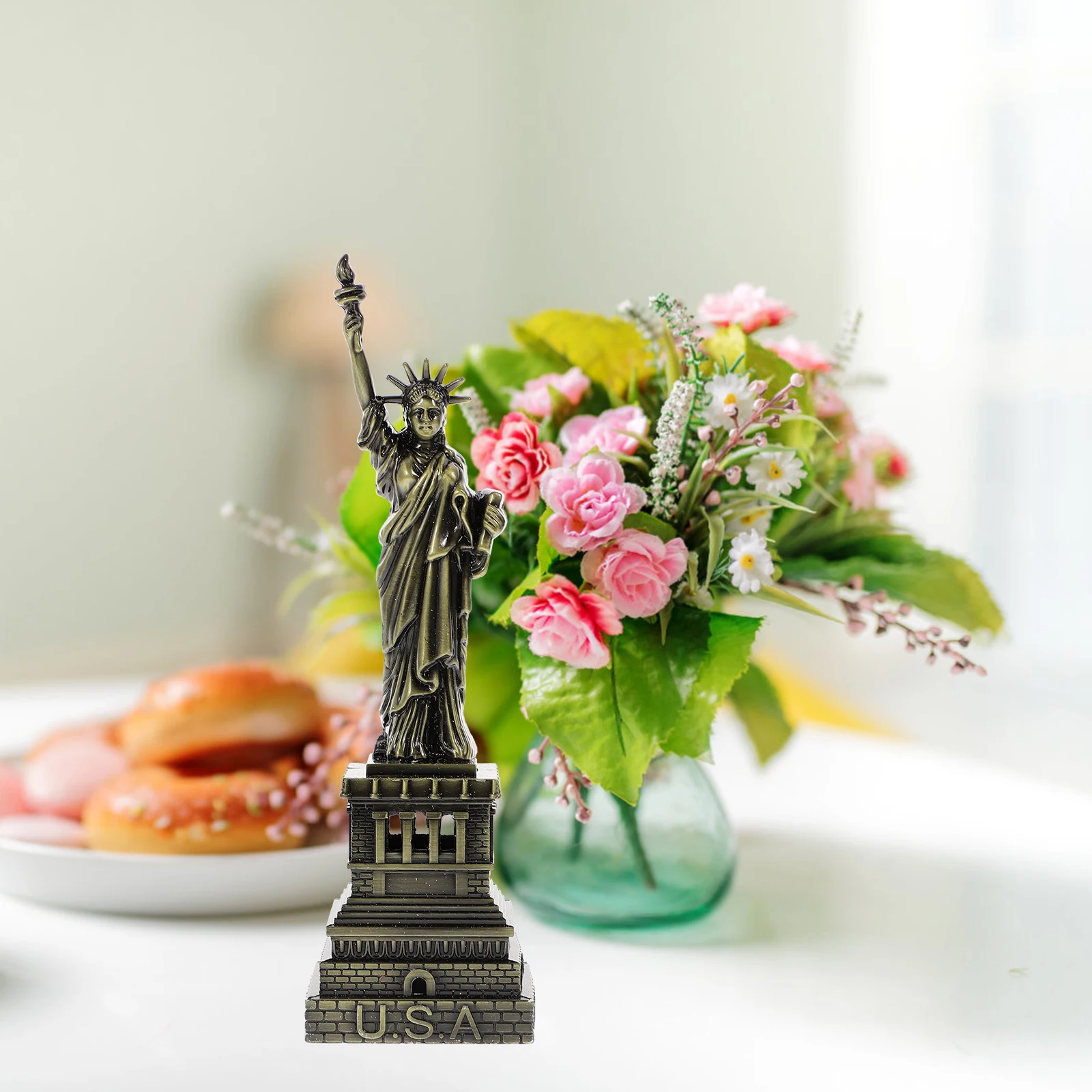 Exquisite American Statue of Liberty Decor Metal Ornament Handicrafts 25cm Ideal Gift for Families Friends Holidays
Exquisite American Statue of Liberty Decor Metal Ornament Handicrafts 25cm Ideal Gift for Families Friends Holidays