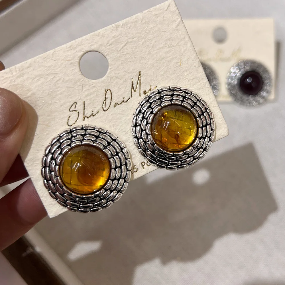 European and American old black retro simple versatile earrings daily studs
European and American old black retro simple versatile earrings daily studs