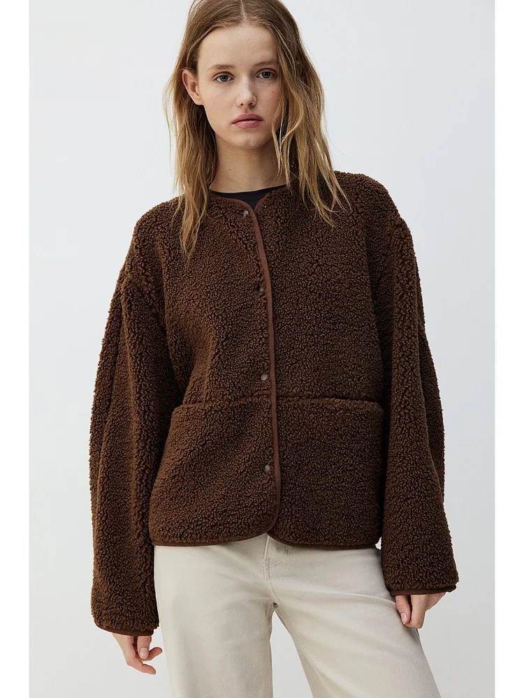 Женская короткая куртка H&M с круглым вырезом, повседневная, удобная, простая, из флиса Тедди, летняя верхняя одежда, 100% полиэстер, с длинным рукавом
Женская короткая куртка H&M с круглым вырезом, повседневная, удобная, простая, из флиса Тедди, летняя верхняя одежда, 100% полиэстер, с длинным рукавом