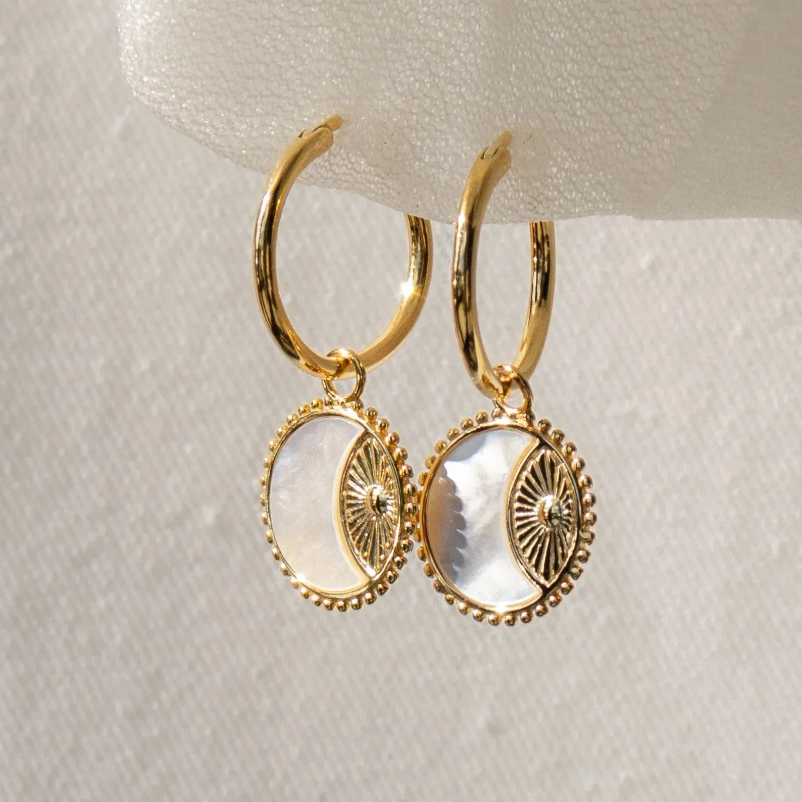 Golden Sun Coin Earrings Moon Pendant In White Mother-Oyster Gift For Women Girls Wife Friends
Golden Sun Coin Earrings Moon Pendant In White Mother-Oyster Gift For Women Girls Wife Friends