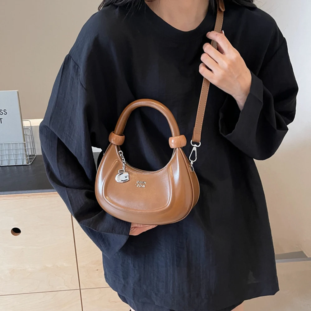 Portable Elegant Half-moon Shoulder Bag Korean Style Retro Crescent Bag Zipper Leather Dumpling Crossbody Bag Office Worker
Portable Elegant Half-moon Shoulder Bag Korean Style Retro Crescent Bag Zipper Leather Dumpling Crossbody Bag Office Worker