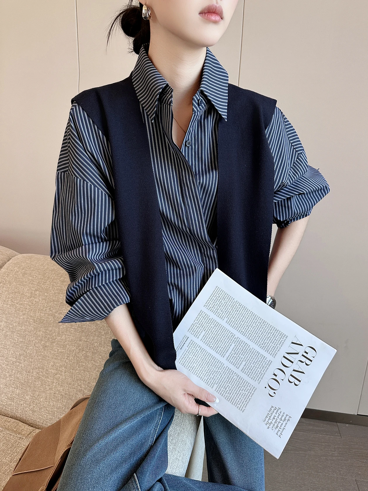 Женский комплект с драпировкой на плечах и утягивающим эффектом на талии, свободного кроя, в полоску, темно-синий, весна 2026
Женский комплект с драпировкой на плечах и утягивающим эффектом на талии, свободного кроя, в полоску, темно-синий, весна 2026