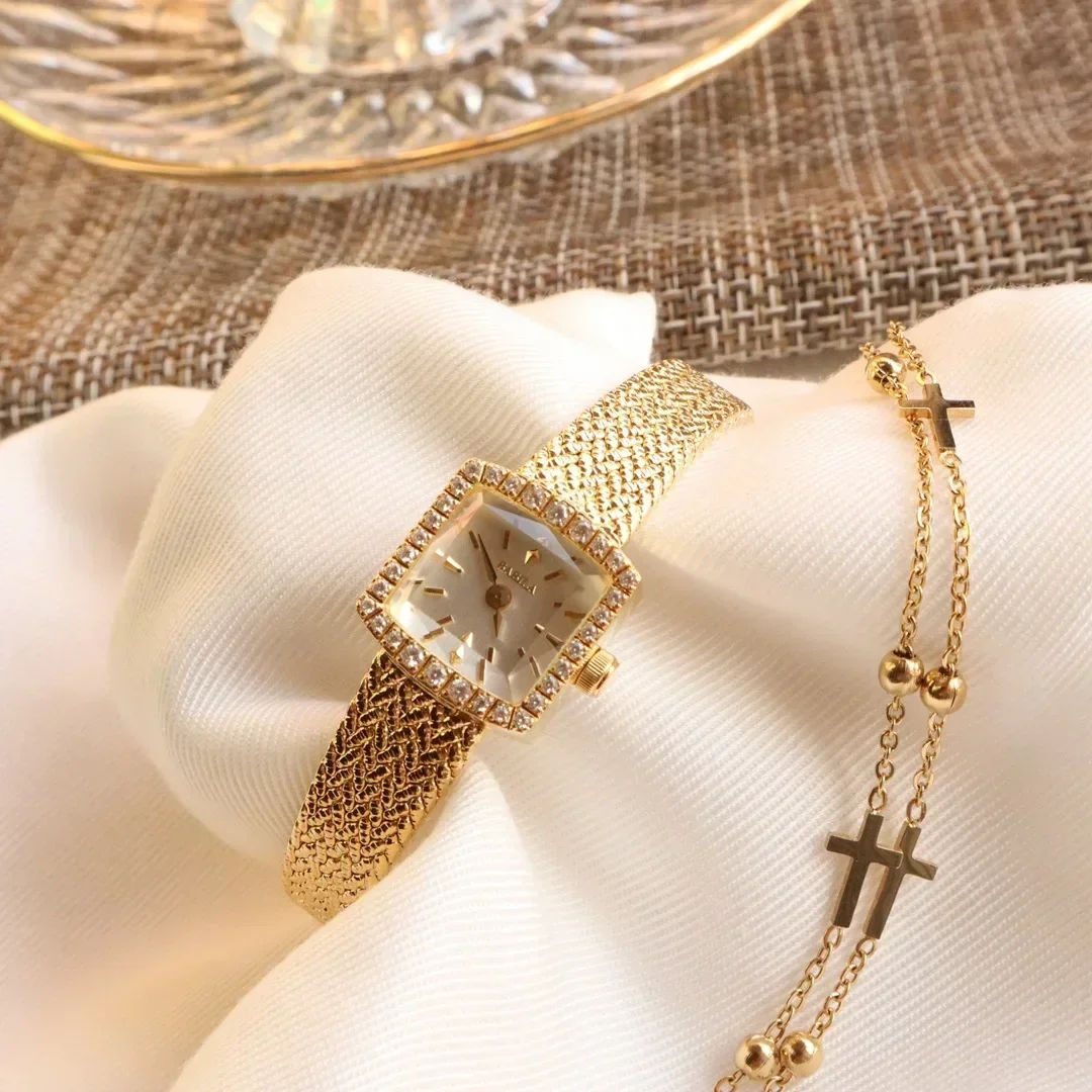 High Quality Vintage 24K Gold Plated New designer Women Watches Square Dial Luxury Diamond Gold Ladies High-end Clock Gifts
High Quality Vintage 24K Gold Plated New designer Women Watches Square Dial Luxury Diamond Gold Ladies High-end Clock Gifts