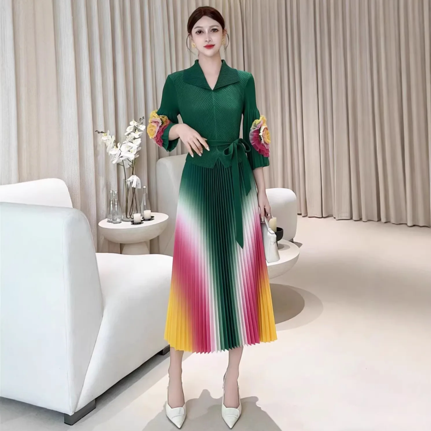 Элегантное длинное женское платье Miyake Fashion с рукавами-«колокол», поясом на талии, плиссировкой и эффектом градиентного перехода цвета
Элегантное длинное женское платье Miyake Fashion с рукавами-«колокол», поясом на талии, плиссировкой и эффектом градиентного перехода цвета