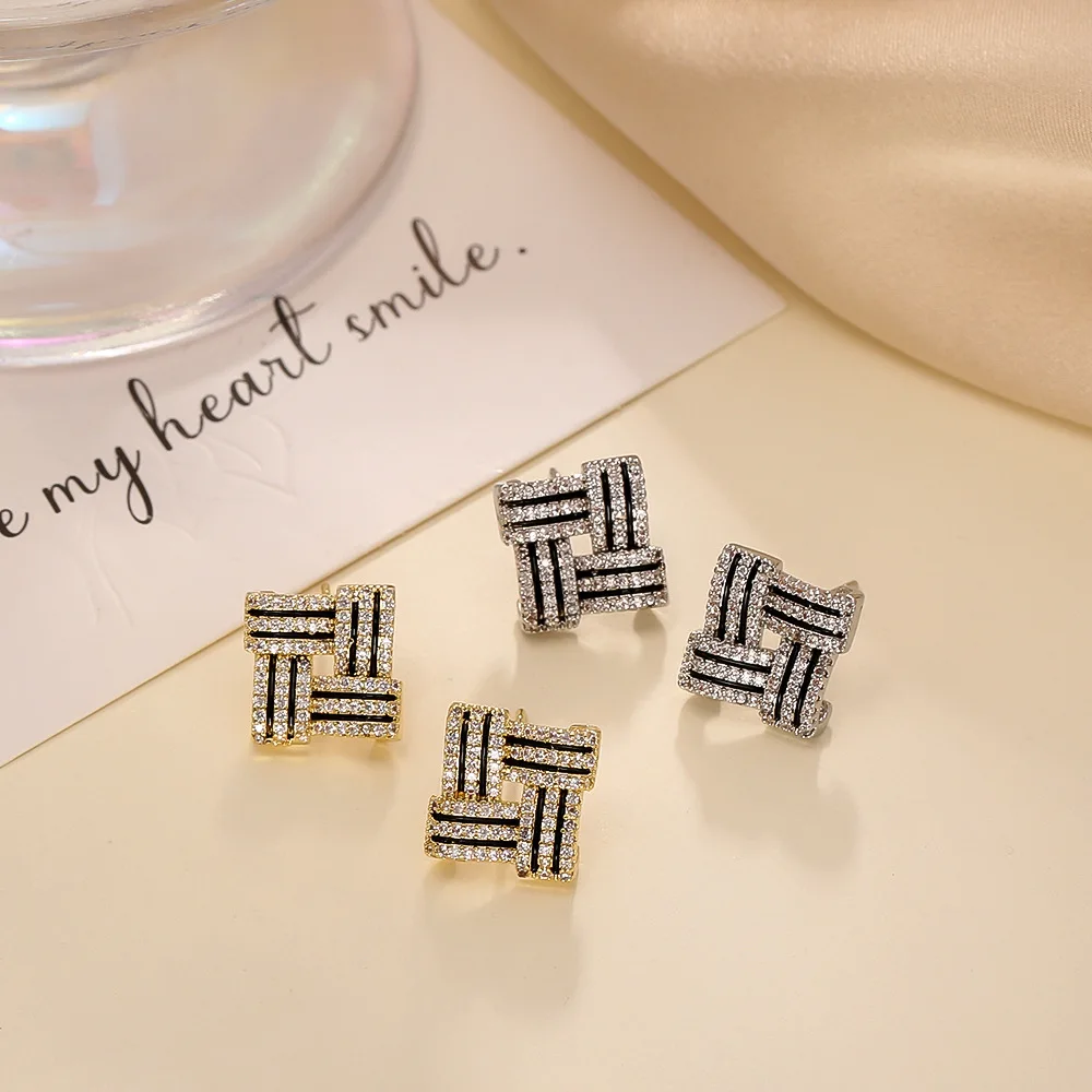 Fashionable and exquisite rhombus earrings, niche light luxury design, elegant earrings, versatile micro-paved zircon earrings
Fashionable and exquisite rhombus earrings, niche light luxury design, elegant earrings, versatile micro-paved zircon earrings