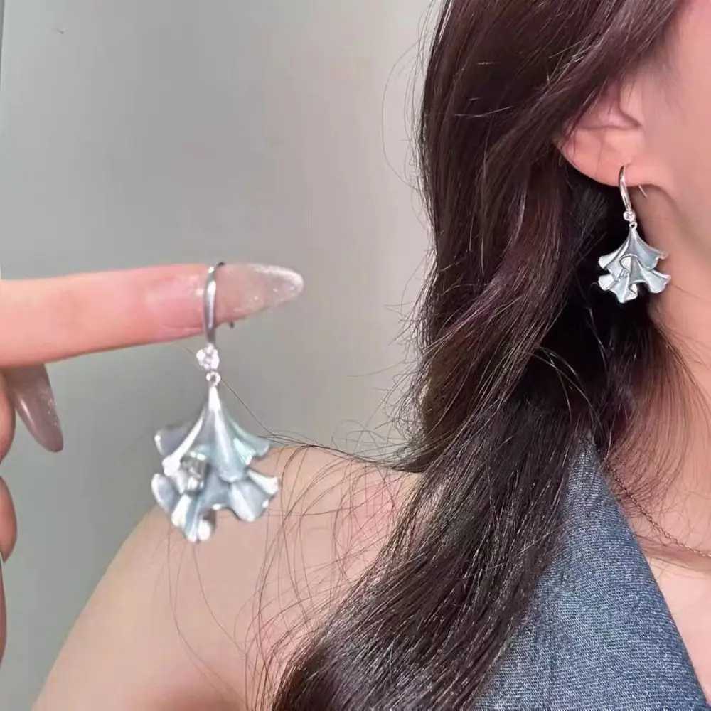 Funny Double-layer Ginkgo Earrings Retro Creative Ginkgo Ear Pendant Synthetic Rhinestone Alloy Sweet Earrings Jewelry Gift
Funny Double-layer Ginkgo Earrings Retro Creative Ginkgo Ear Pendant Synthetic Rhinestone Alloy Sweet Earrings Jewelry Gift