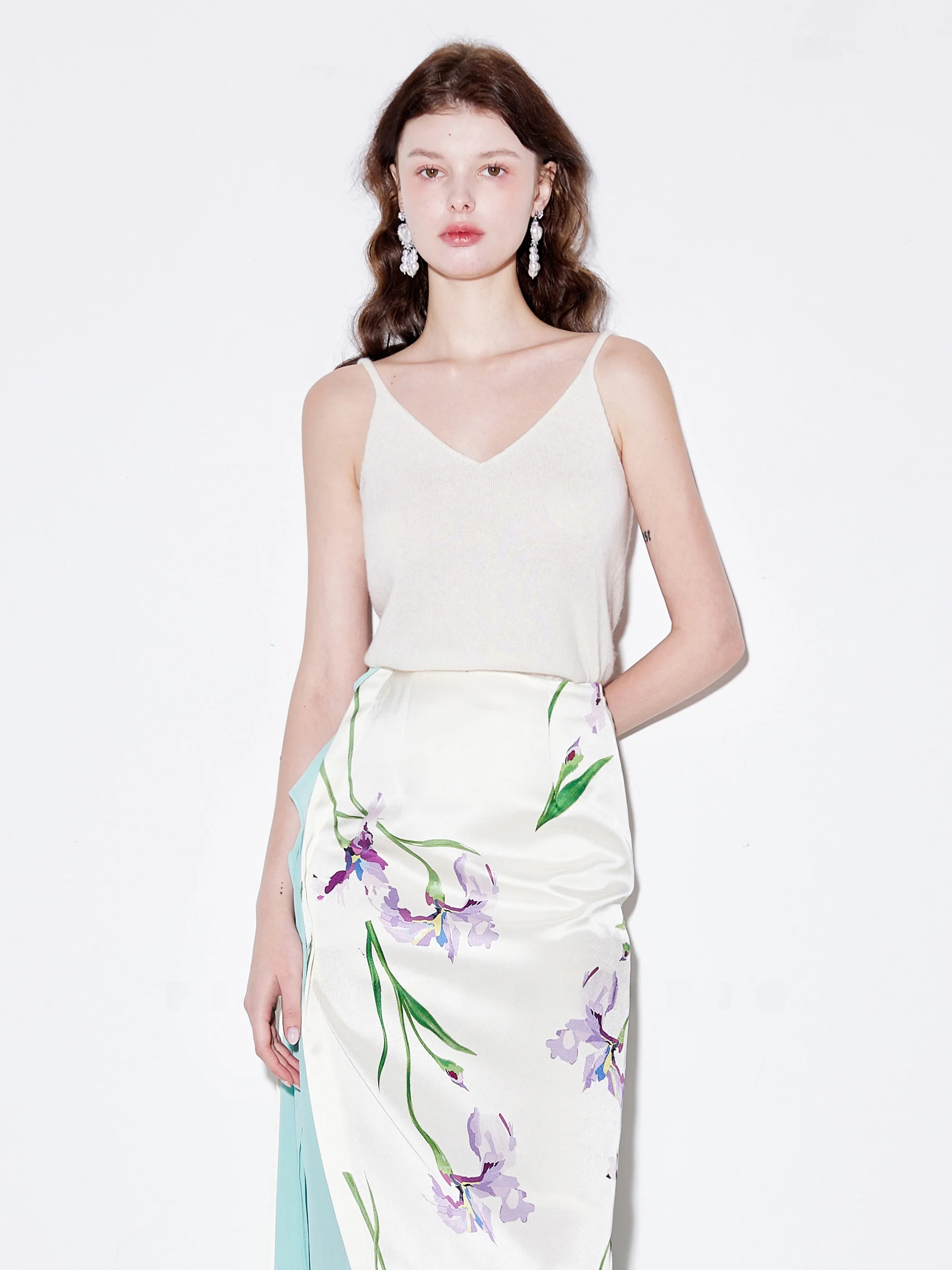 Finocci Autumn Full Camere Cloud Soft Fine Quali ential Base V-ne Slimming High-end Knitted Strap Women's Vest
Finocci Autumn Full Camere Cloud Soft Fine Quali ential Base V-ne Slimming High-end Knitted Strap Women's Vest