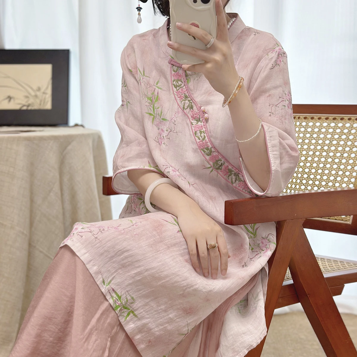 Новый летний китайский женский льняной топ средней длины с принтом, пятисторонний вышитый воротник-стойка из тонкой ткани 
Новый летний китайский женский льняной топ средней длины с принтом, пятисторонний вышитый воротник-стойка из тонкой ткани