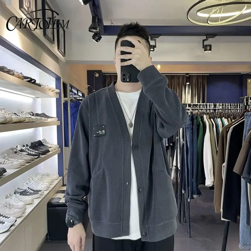 Новый весенне-осенний кардиган с v-образным вырезом, мужские топы, модный свободный универсальный вязаный свитер, куртка
Новый весенне-осенний кардиган с v-образным вырезом, мужские топы, модный свободный универсальный вязаный свитер, куртка