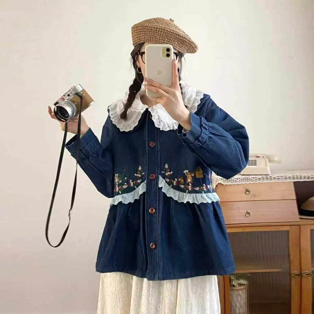 Японские винтажные джинсовые куртки Mori Girl с кружевной цветочной вышивкой, женские осенние джинсовые куртки с воротником Питера Пэна и длинными рукавами, OL Prairie Chic Coat
Японские винтажные джинсовые куртки Mori Girl с кружевной цветочной вышивкой, женские осенние джинсовые куртки с воротником Питера Пэна и длинными рукавами, OL Prairie Chic Coat